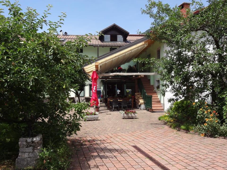 Restaurant/places to eat, Facade/entrance, Garden