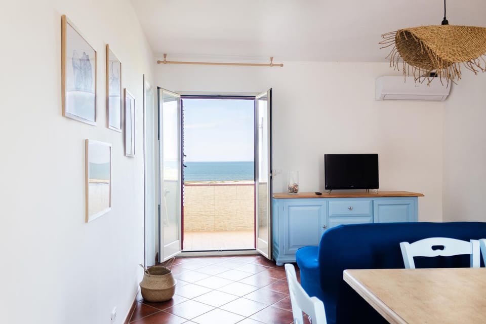 Communal lounge/ TV room, TV and multimedia, Living room, Seating area, Dining area, Evening entertainment, air conditioner