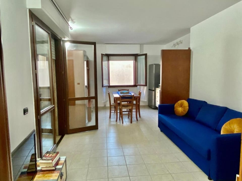 Bed, Kitchen or kitchenette, Living room, Seating area