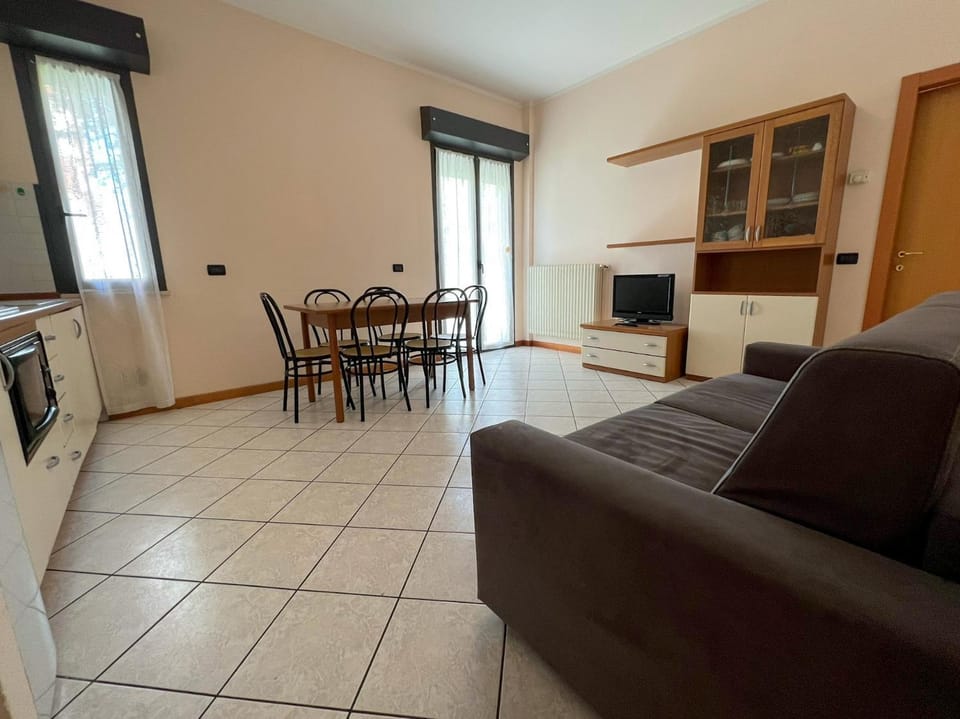 Communal lounge/ TV room, Kitchen or kitchenette, Living room, Seating area, Dining area, Evening entertainment