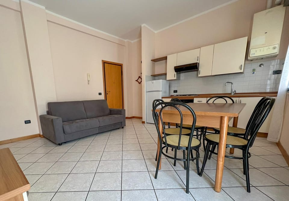 Kitchen or kitchenette, Living room, Seating area, Dining area, oven, stove