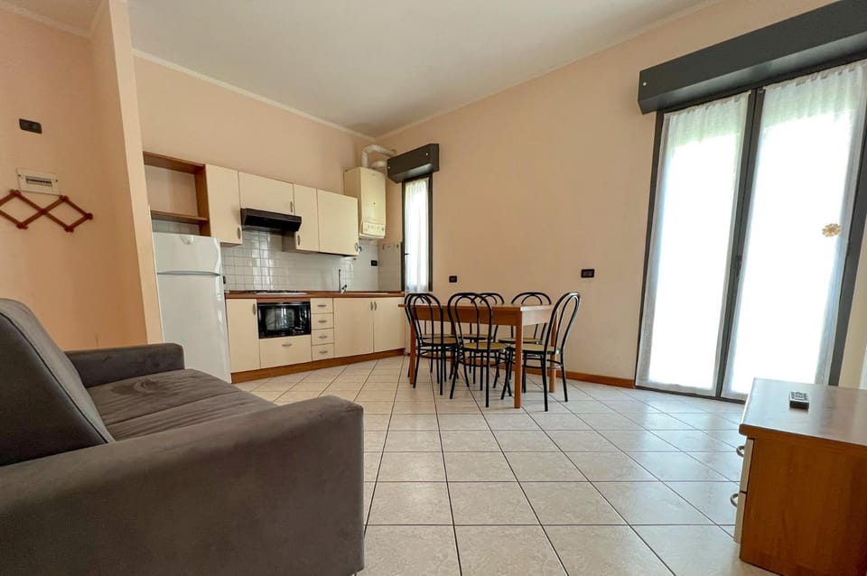 Kitchen or kitchenette, Living room, Seating area, Dining area, oven, stove