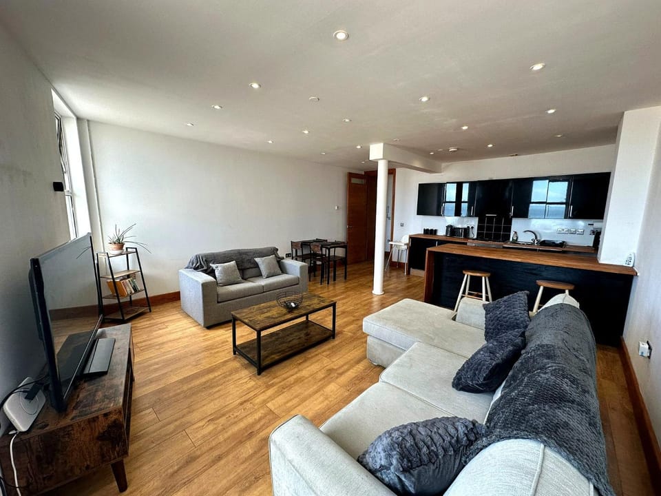 TV and multimedia, Living room, Seating area, Dining area