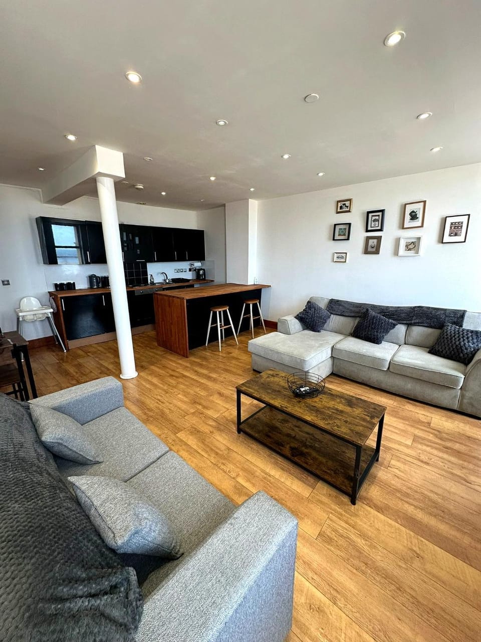 TV and multimedia, Living room, Seating area, Dining area