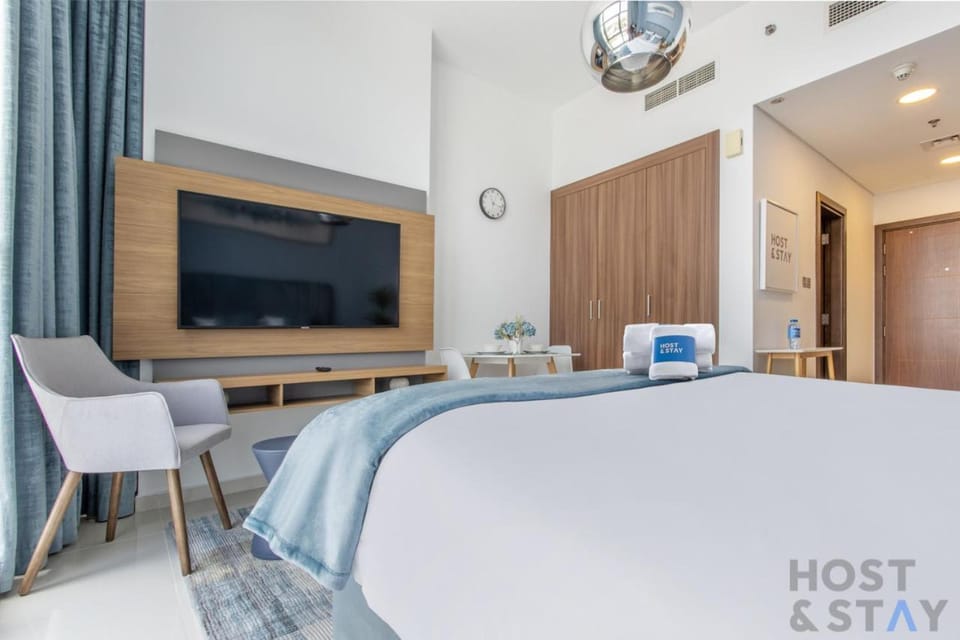 Bed, TV and multimedia, Photo of the whole room, hair dresser