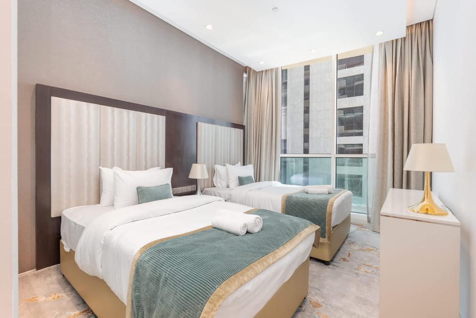 Free housekeeping visits during your stay - StayShort - Spacious and Modern 3 Bedroom Perfect for Family Apartment in Dubai