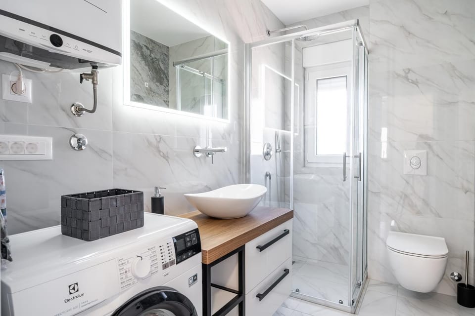 Shower, Toilet, Bathroom, towels, washing machine