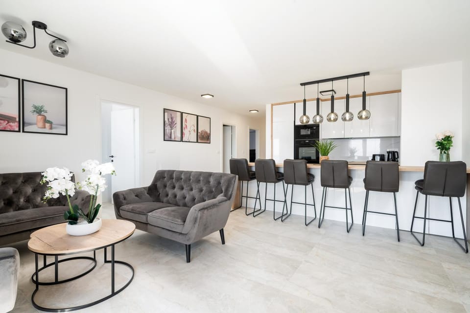 Kitchen or kitchenette, Living room, Seating area, Dining area