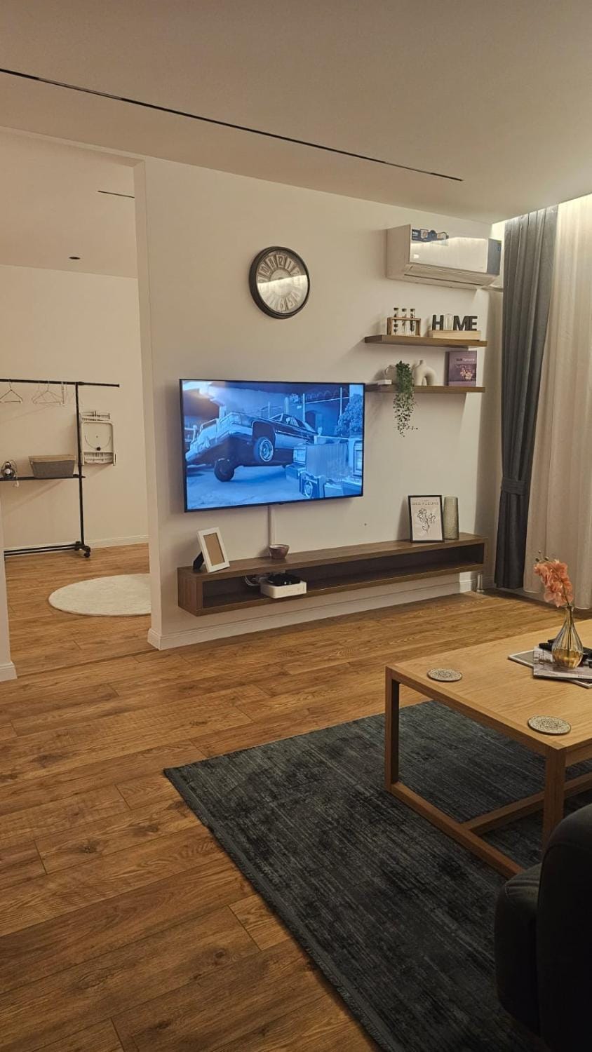 TV and multimedia, Living room, Seating area, Dining area