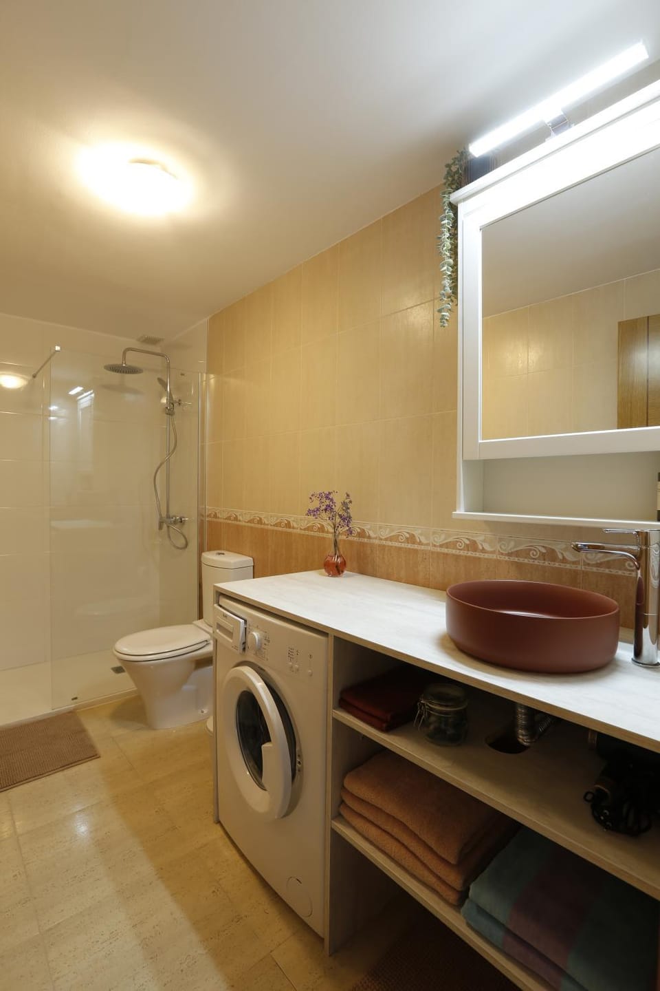 Shower, Toilet, Bathroom, towels, washing machine