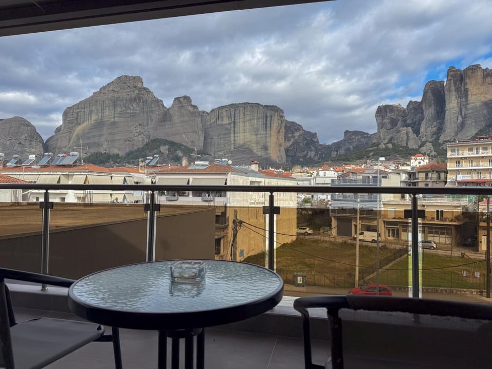 Patio, Nearby landmark, Day, Natural landscape, View (from property/room), Balcony/Terrace, Dining area, Mountain view