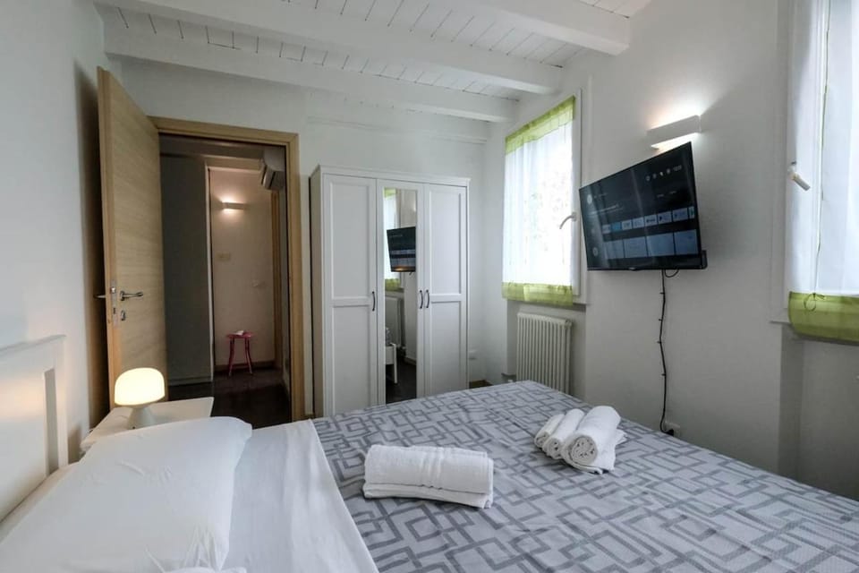 Lake-Hot Springs-Gardaland, Private Parking at Dolce Duplex Lazise Apartment in Lazise