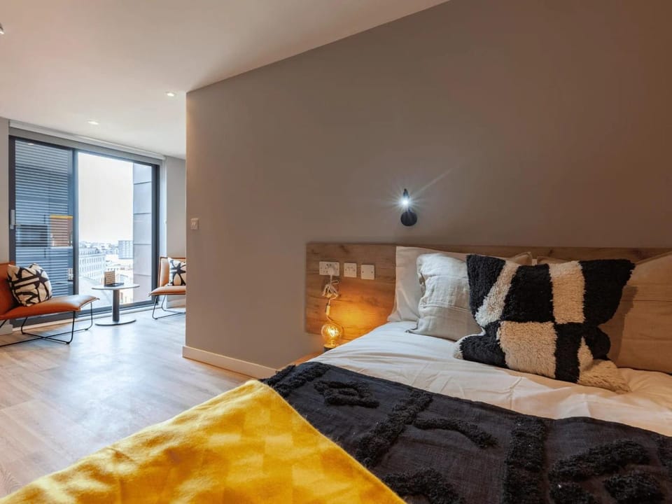 Bed, Seating area, Bedroom