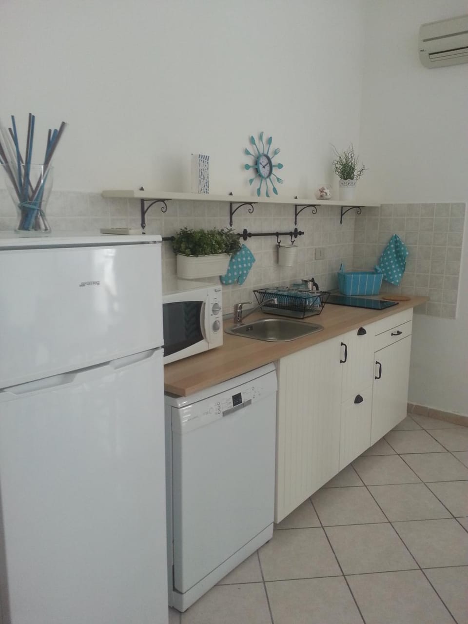 Kitchen or kitchenette