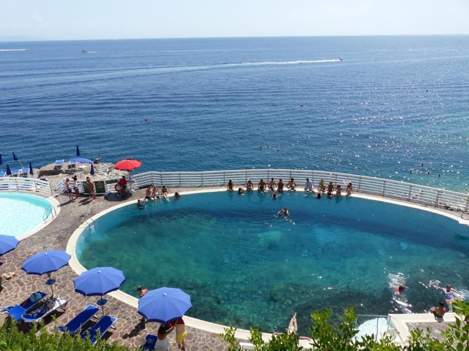 Day, Natural landscape, Swimming pool, sunbed