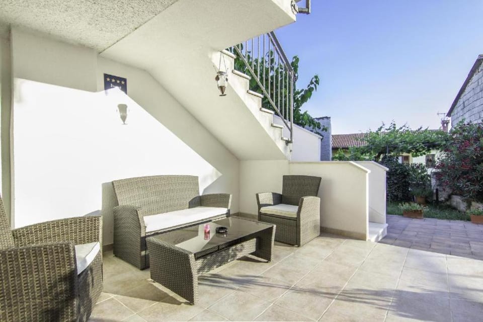 Patio, Day, Balcony/Terrace, Seating area