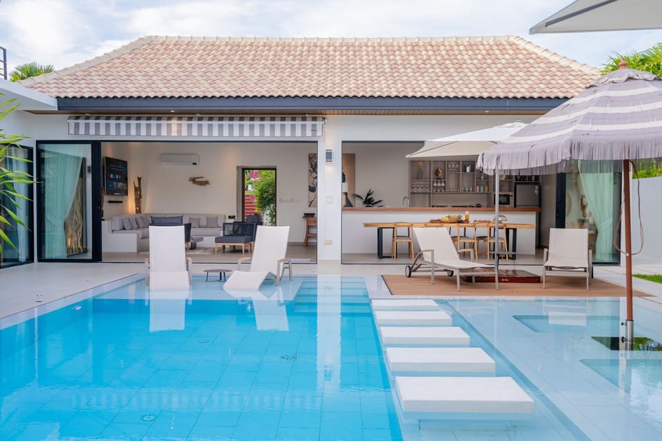 Property building, Patio, Day, Pool view, Swimming pool, sunbed