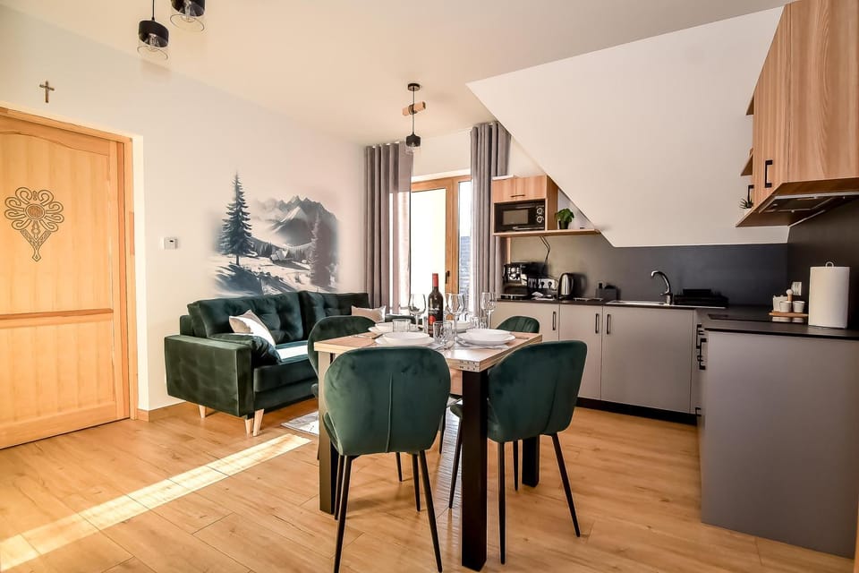 Coffee/tea facilities, Kitchen or kitchenette, Living room, Seating area, Dining area, stove