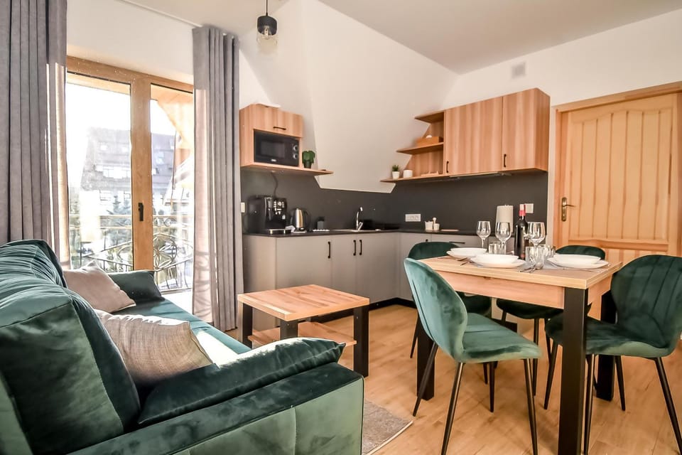 Kitchen or kitchenette, Living room, Seating area, Dining area, stove