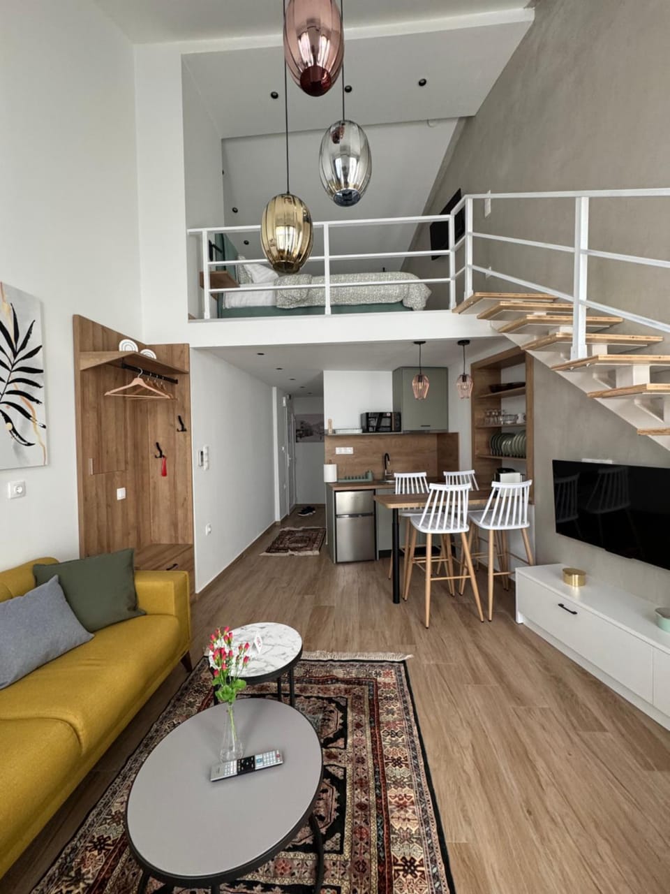 Bed, Kitchen or kitchenette, Living room, Seating area, Dining area