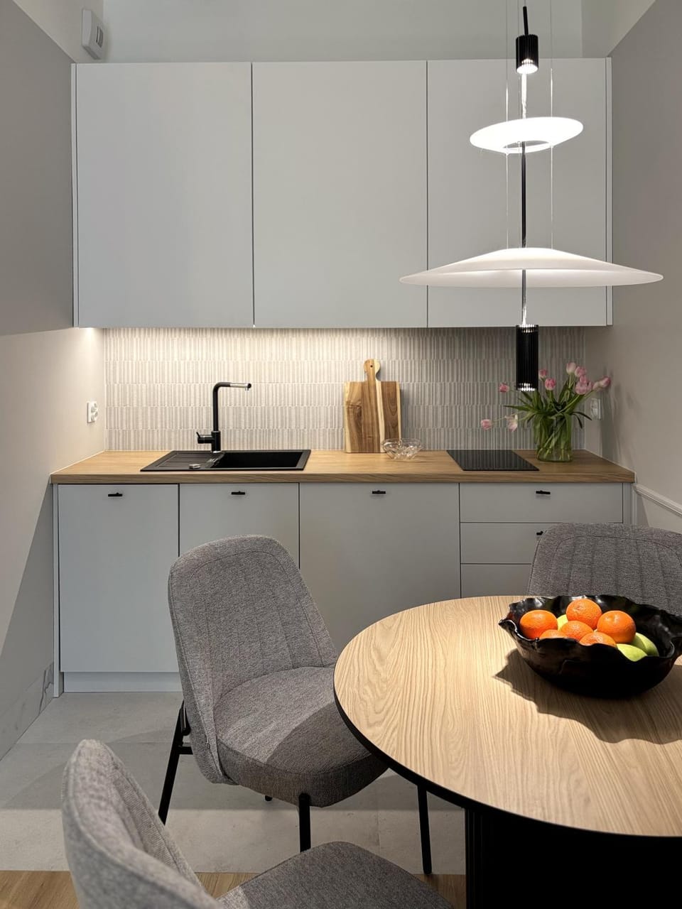 Kitchen or kitchenette, Dining area