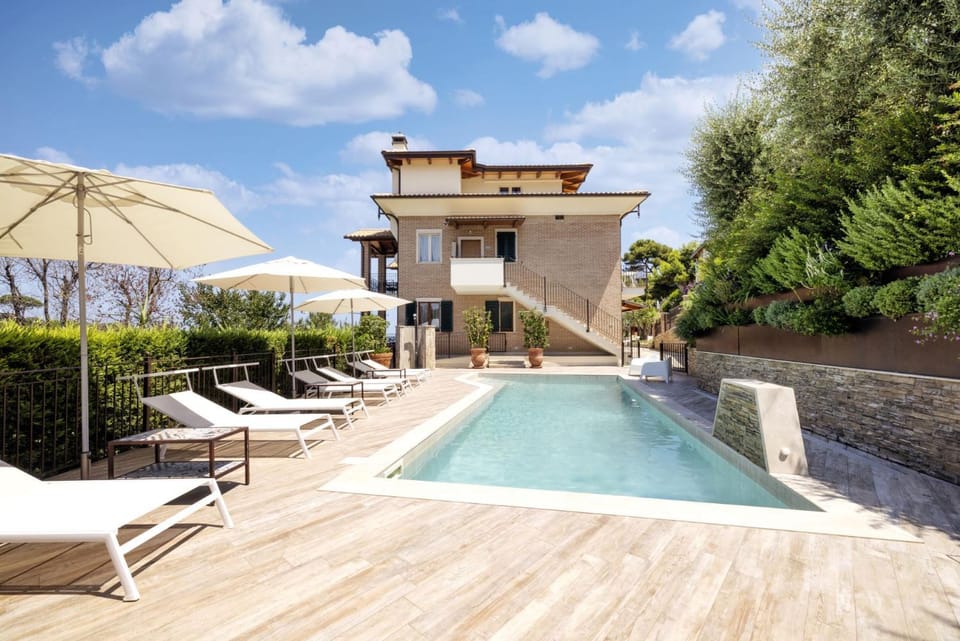 Property building, Natural landscape, Garden, Solarium, View (from property/room), Pool view, Swimming pool, sunbed