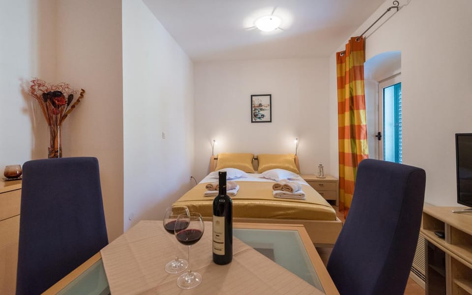 Bed, Seating area