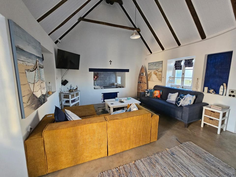 TV and multimedia, Kitchen or kitchenette, Living room, Seating area, Dining area, Pool view, Street view, fireplace