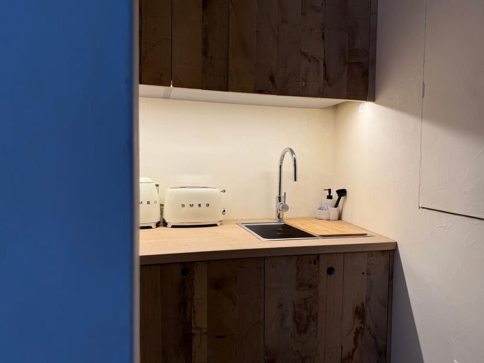 Kitchen or kitchenette, minibar