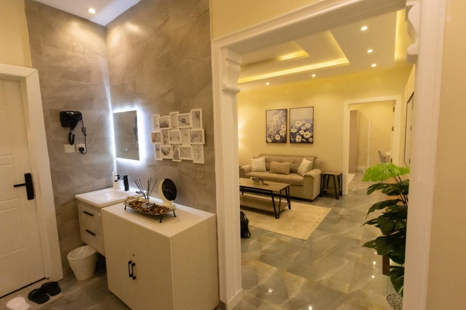 Photo of the whole room, furniture