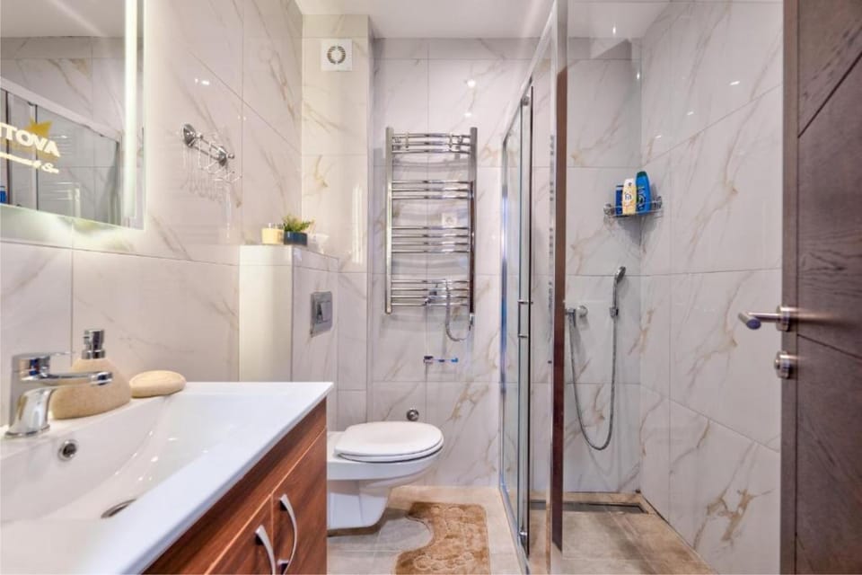 Shower, Toilet, Bathroom, towels