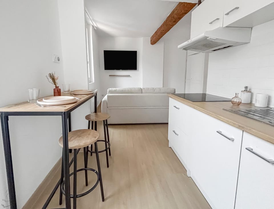 TV and multimedia, Kitchen or kitchenette, Dining area, stove