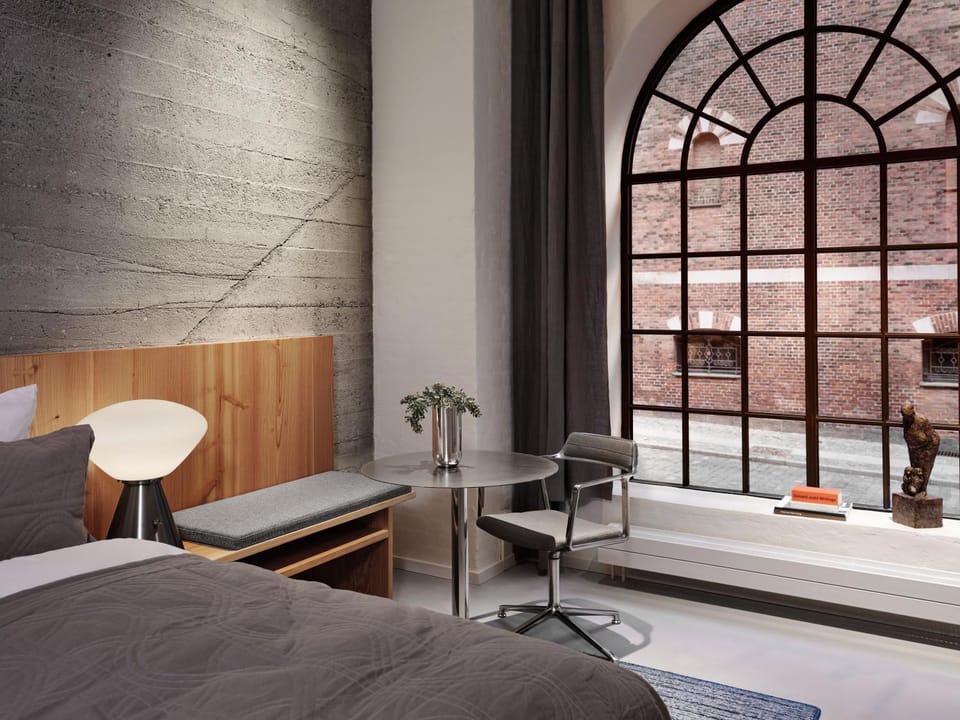 Bed, Seating area, Bedroom