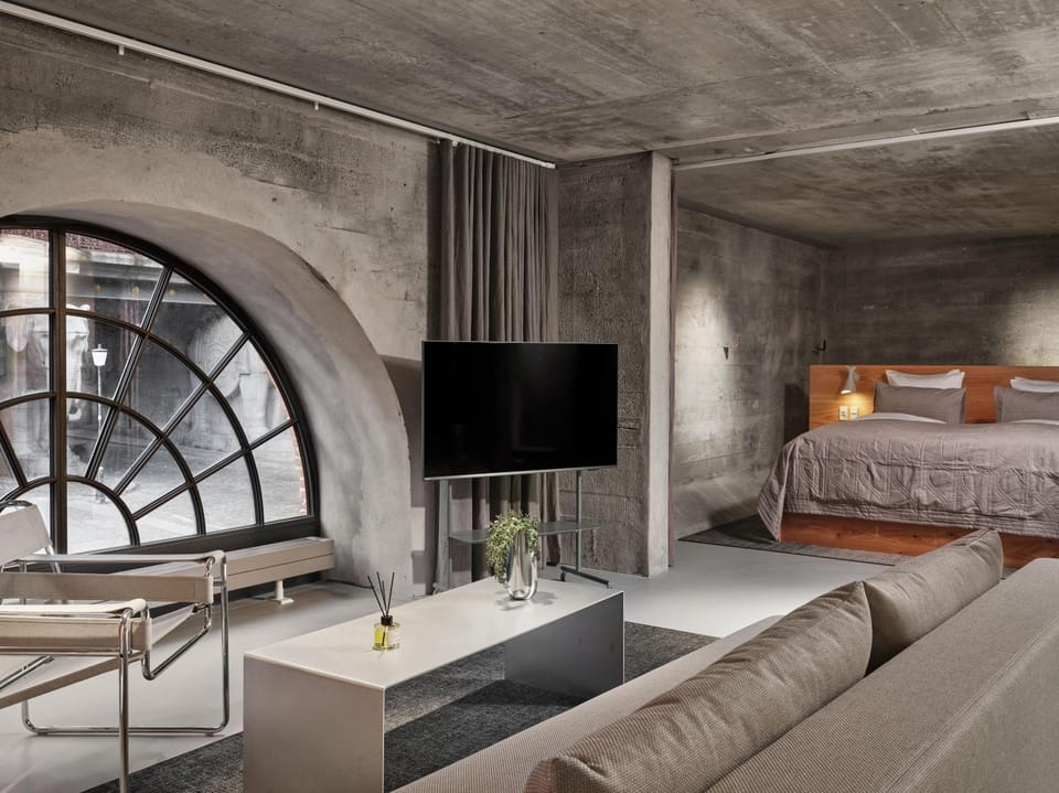 Bed, TV and multimedia, View (from property/room), Seating area, Bedroom, Landmark view