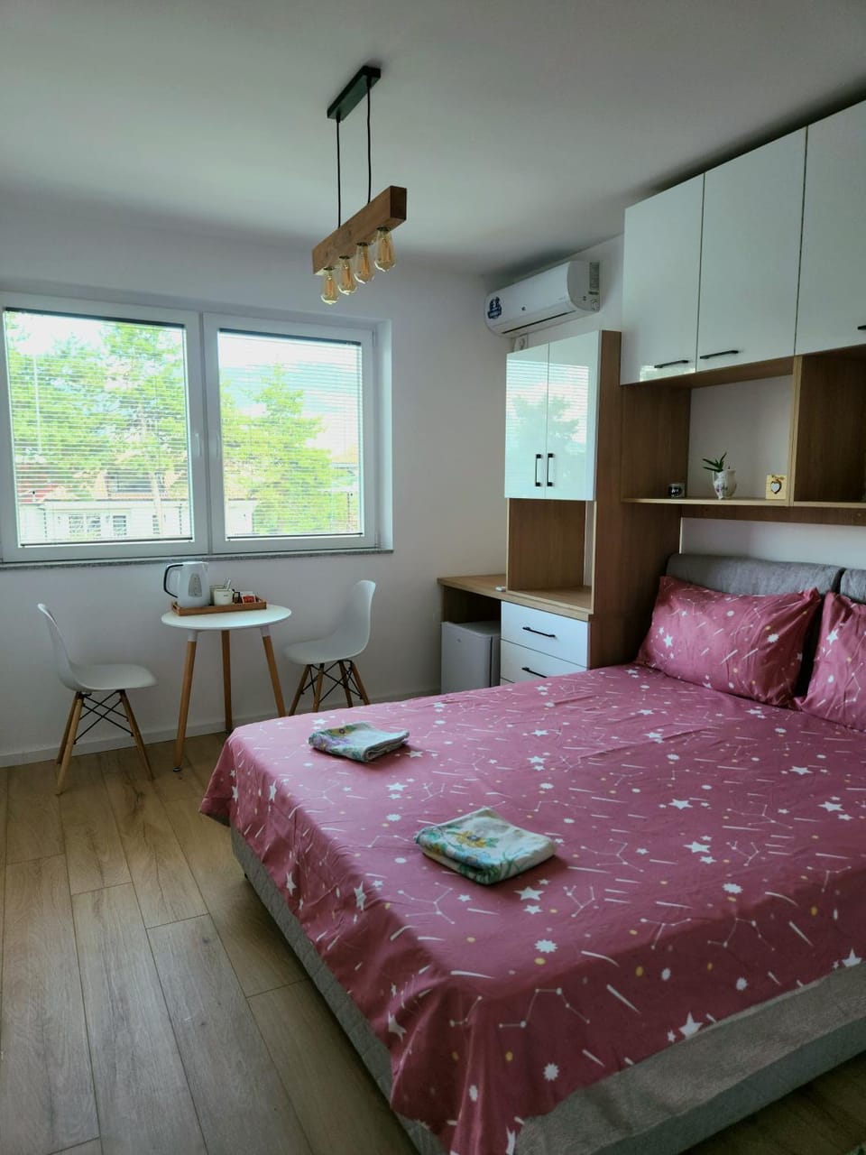Bed, Bedroom, towels, air conditioner