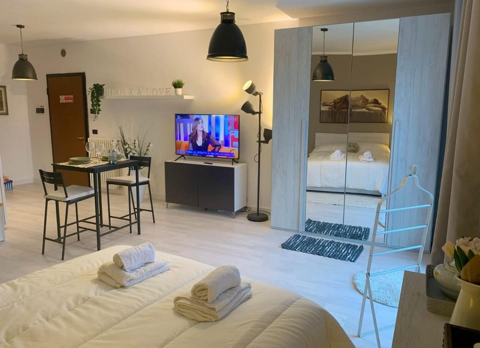 Bed, TV and multimedia, Photo of the whole room, Bedroom, towels