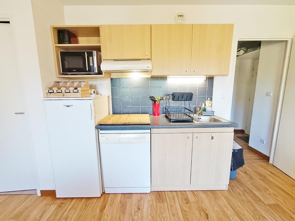 Kitchen or kitchenette, dishwasher, oven, stove