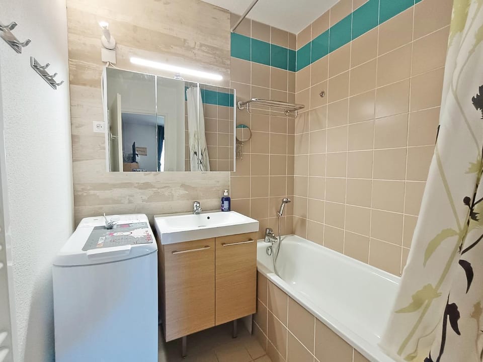 Bathroom, Bath, washing machine