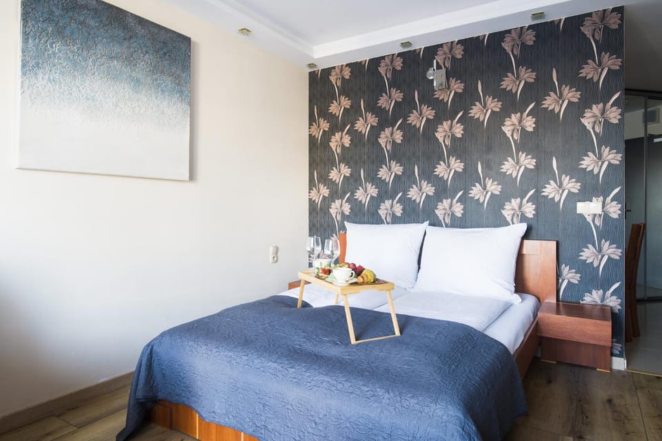 Bed, Photo of the whole room, Seating area, Bedroom