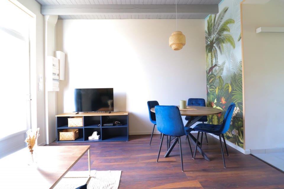 Communal lounge/ TV room, TV and multimedia, Living room, Seating area, Dining area