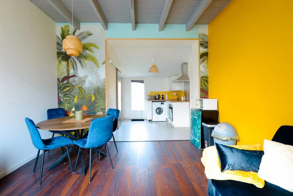 Kitchen or kitchenette, Living room, Seating area, Dining area