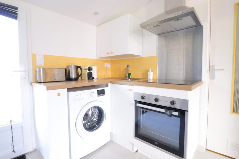 Coffee/tea facilities, Kitchen or kitchenette, oven, stove, toaster, washing machine