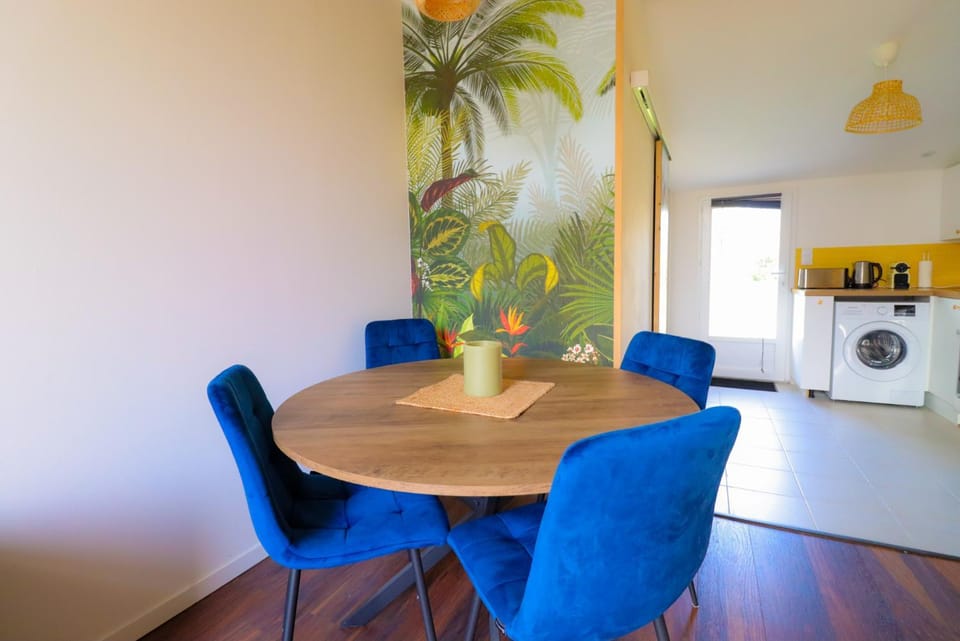 Kitchen or kitchenette, Living room, Seating area, Dining area, oven, washing machine
