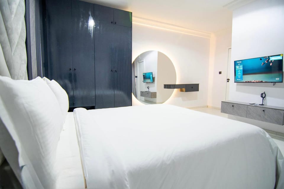 Bed, TV and multimedia, Photo of the whole room, Bedroom