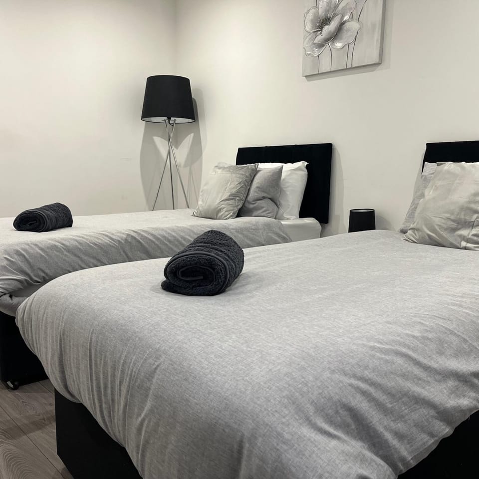 Sleek Sleeps 6 Sunset Views Family friendly Apartment in Croydon