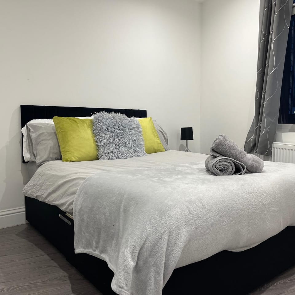 Sleek Sleeps 6 Sunset Views Family friendly Apartment in Croydon