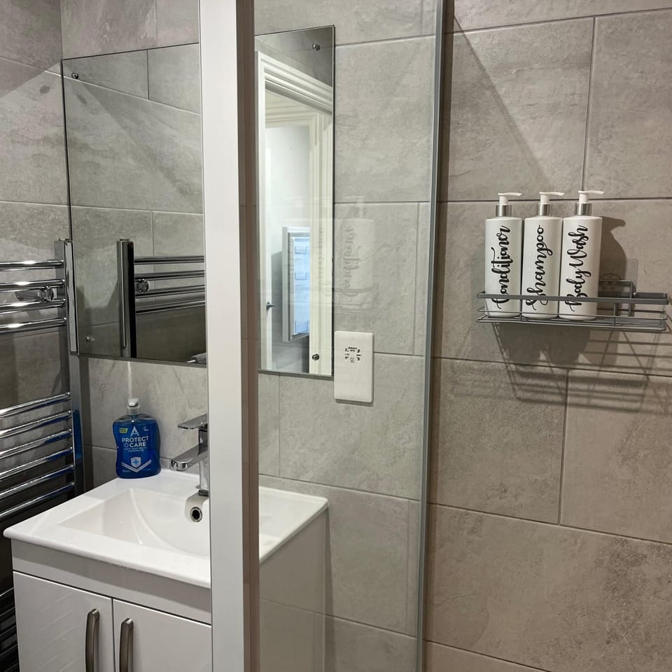 Sleek Sleeps 6 Sunset Views Family friendly Apartment in Croydon