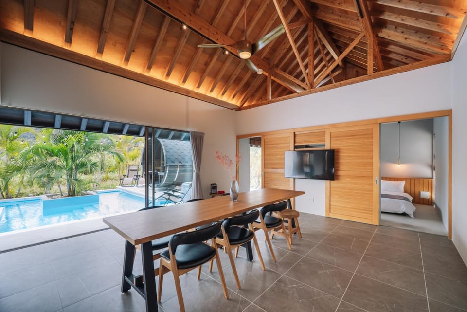 Dining area, Pool view