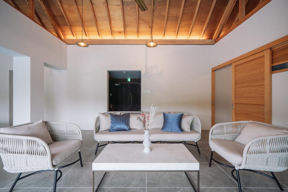 Living room, Seating area