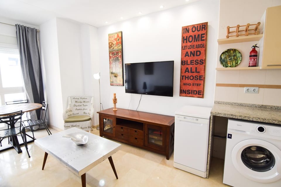 TV and multimedia, Kitchen or kitchenette, Living room, Seating area, Dining area